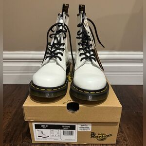 BNWT Dr Martens 8 hole 1460 women’s size 8 in rare white smooth leather colour.